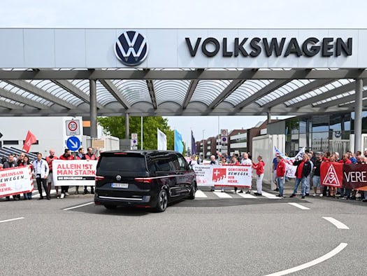 VW-Chef Blume lobt Zwickauer Belegschaft für Kostensenkungen und mahnt Wettbewerbsfähigkeit an