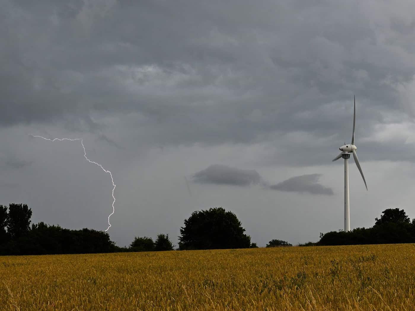 Regen und einzelne Gewitter in Niedersachsen und Bremen erwartet