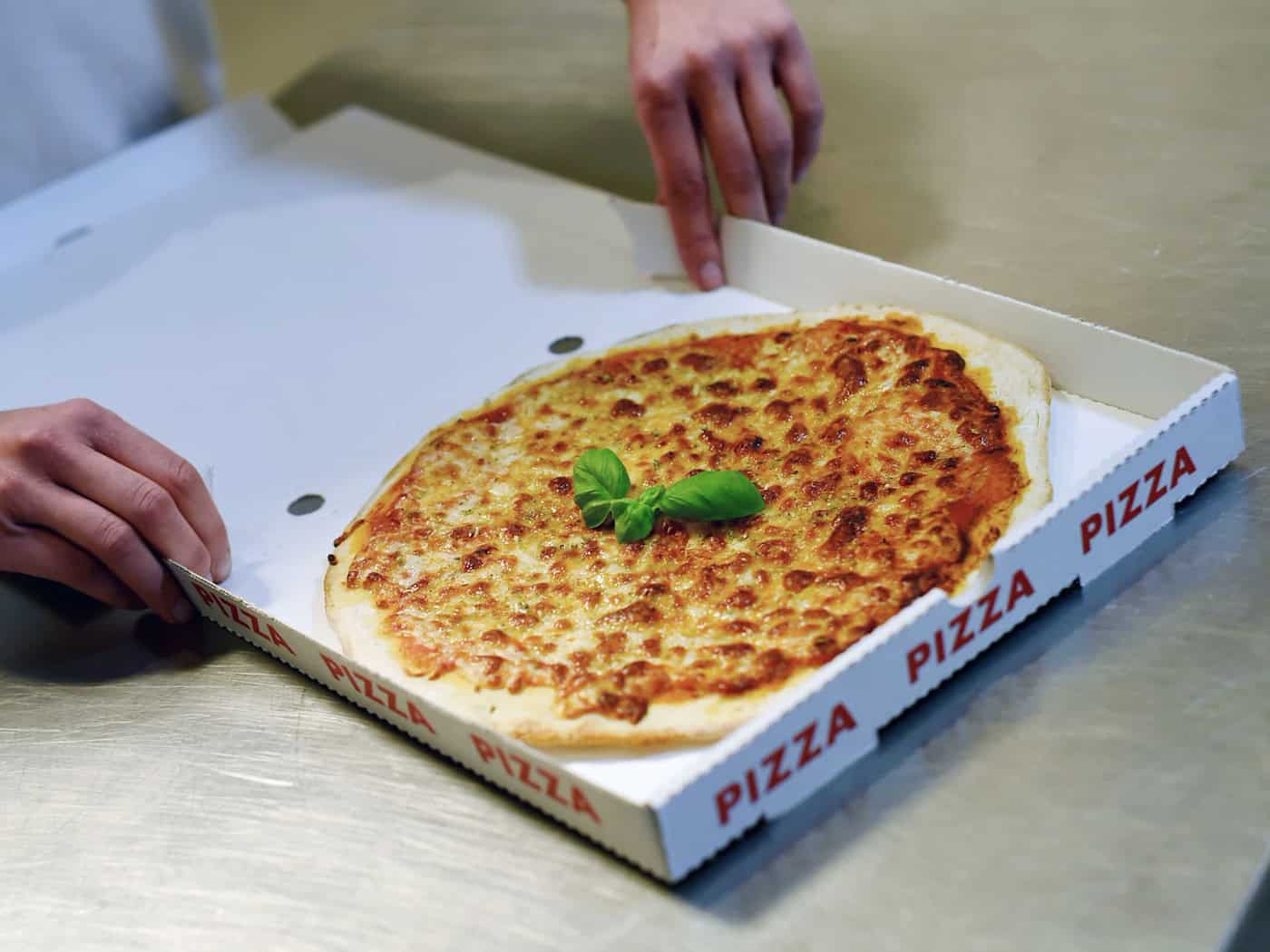 Osnabrück: Inhaber wirft Pizzakarton – Ermittlungen wegen Körperverletzung