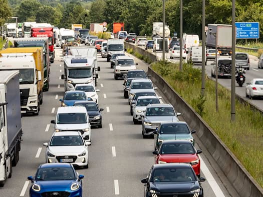 Wochenendverkehr beginnt mit Staus rund um Hamburg