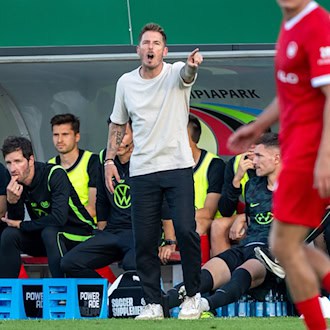 Wolfsburgs Trainer Strobl jubelt zu früh nach Elfmeterschießen-Sieg in Altglienicke