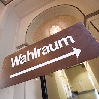 Zu niedrig: Bürgermeisterkandidat hängt in Hatten Plakate ab
