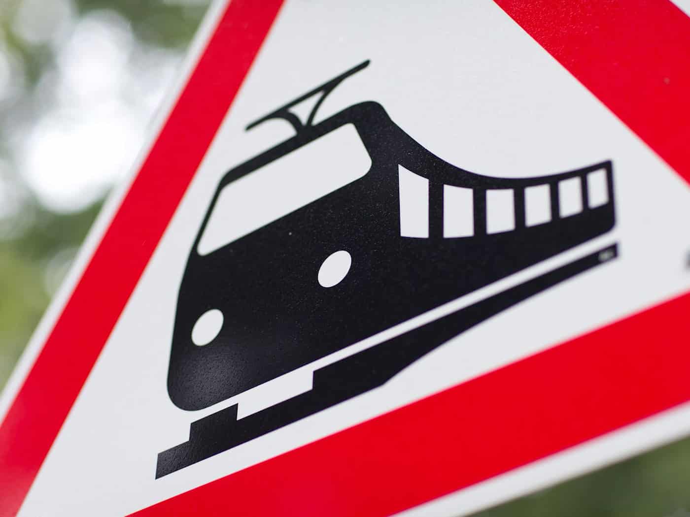 90-Jährige umfährt Schranke und kollidiert mit Zug