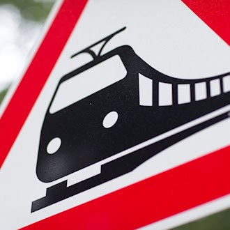 90-Jährige umfährt Schranke und kollidiert mit Zug