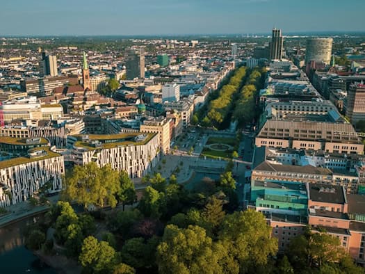 Luftaufnahme von Düsseldorf mit Rhein, grünen Dächern und moderner Stadtarchitektur