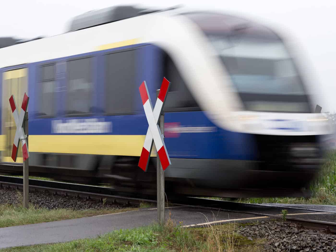 Bahn kracht gegen Kleintransporter – Fahrer schwer verletzt