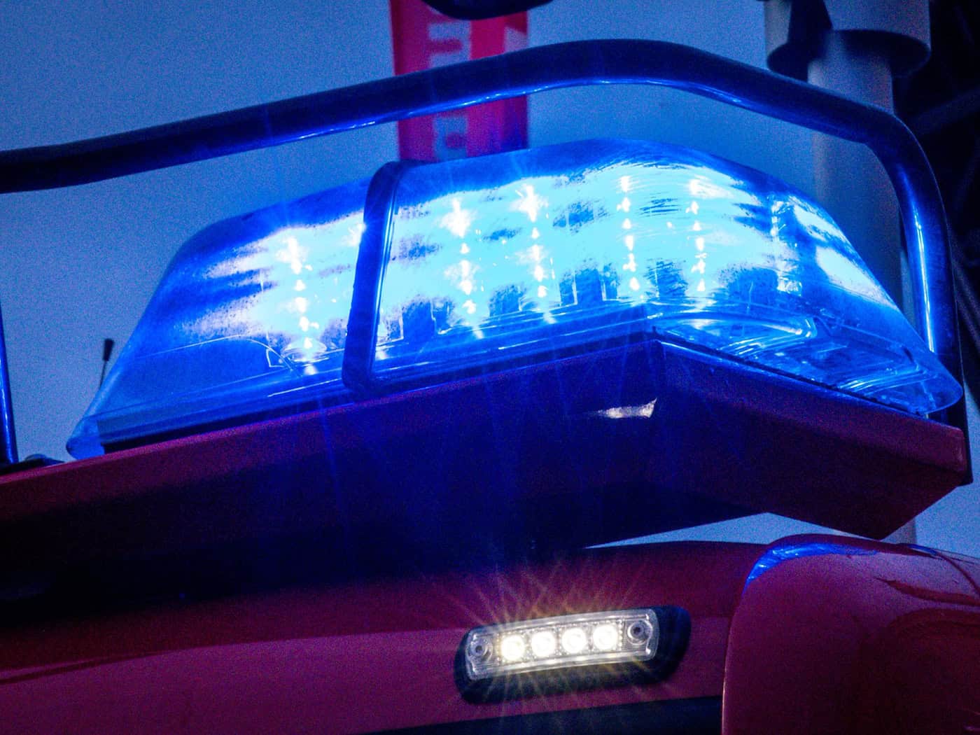 Elf Menschen im Krankenhaus - Bewohner springt in Luftkissen