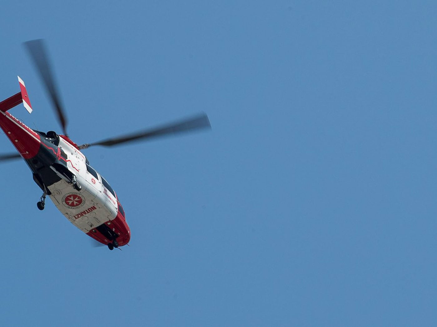 Dachdecker stürzt bei Arbeiten an Reetdach und verletzt sich
