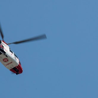 Dachdecker stürzt bei Arbeiten an Reetdach und verletzt sich