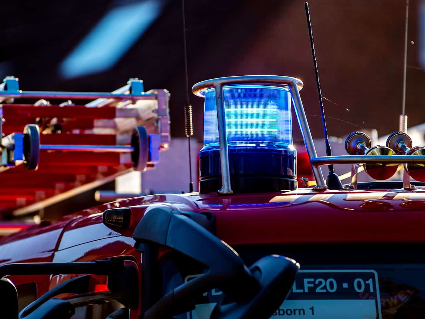 Feuer nach mutmaßlicher Explosion – Mensch schwer verletzt