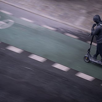 Flucht vor Kontrolle - Polizist mit E-Scooter angefahren