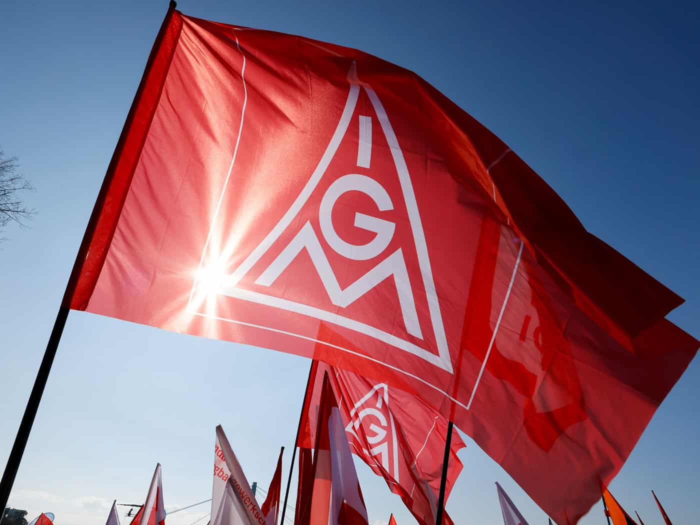 IG Metall mobilisiert in Deutschland gegen Jobabbau in der Autoindustrie – Fokus auf VW‑Standorte