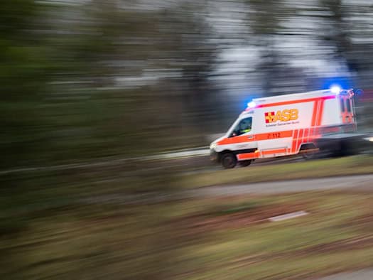 Kind auf Tretroller bei Kollision mit Auto schwer verletzt