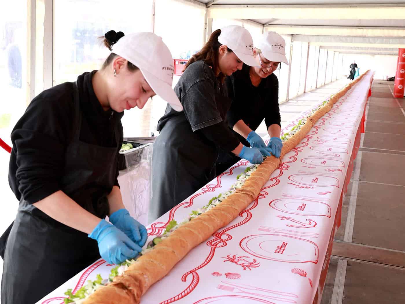 Bremen stellt Rekord mit 51,87 Meter langem Fischbrötchen auf