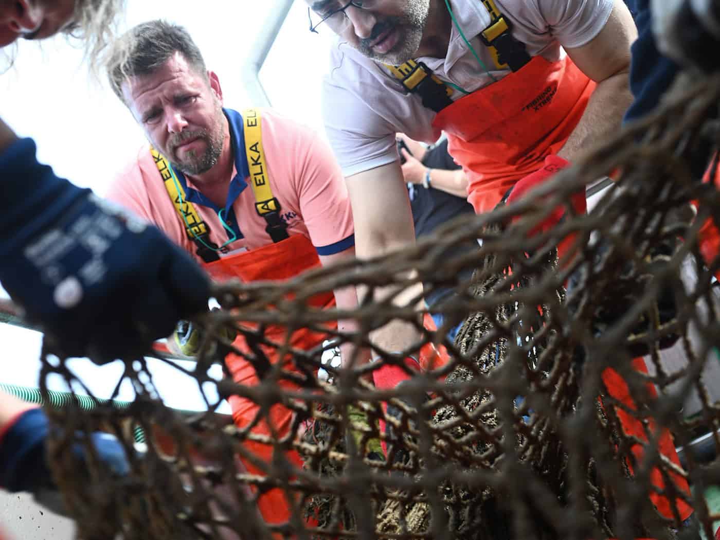 Netze geistern durch die Nordsee – Diese Taucher bergen sie
