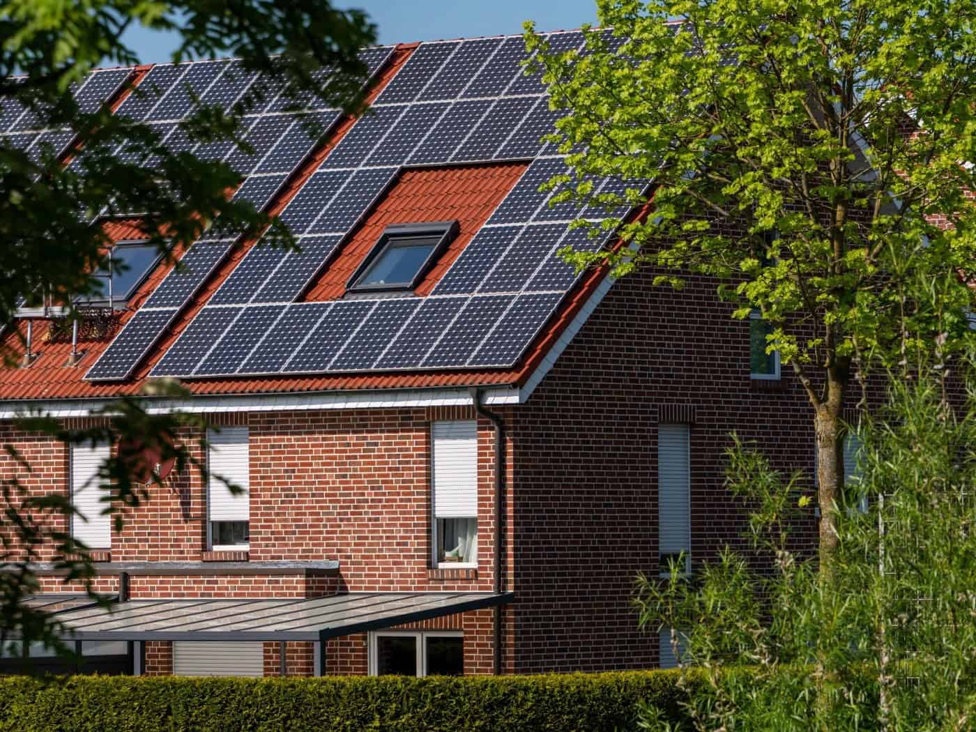 Haus mit Photovoltaikanlage auf dem Dach