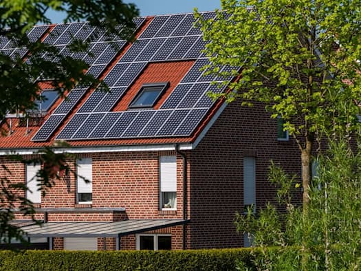 Haus mit Photovoltaikanlage auf dem Dach