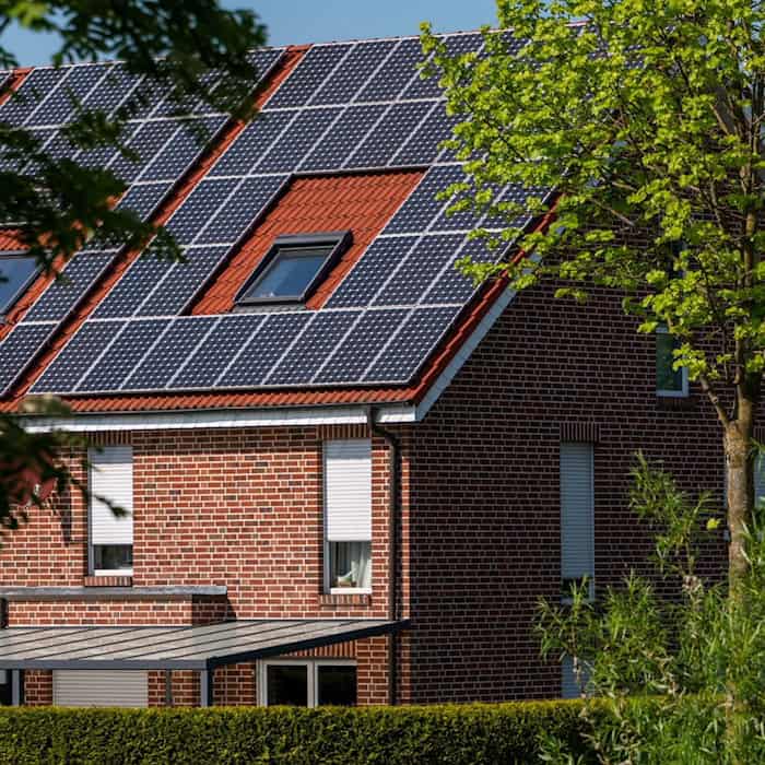 Haus mit Photovoltaikanlage auf dem Dach