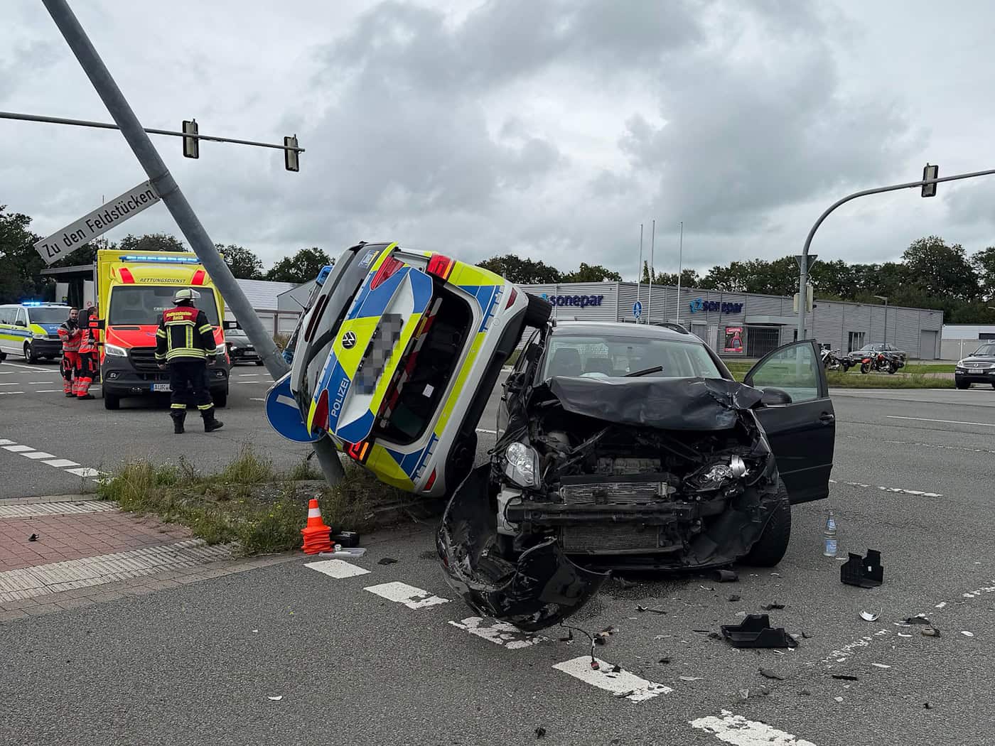 Streifenwagen fährt über Rot und prallt mit Auto zusammen
