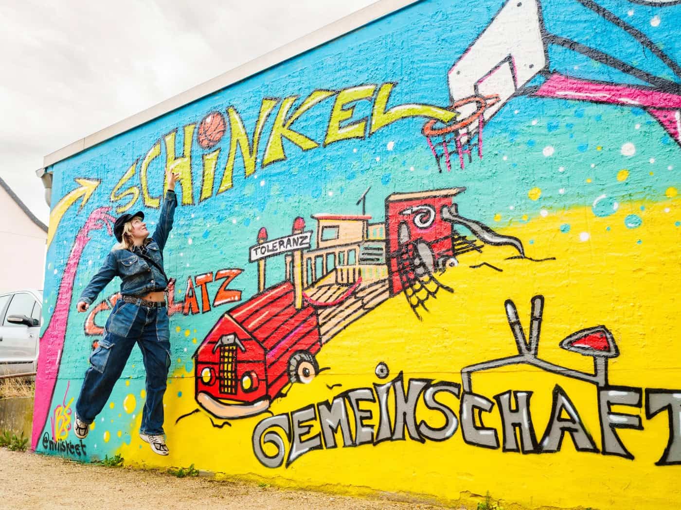 Farbe bekennen in Schinkel: Wandbild zeigt den Weg zum Spielplatz