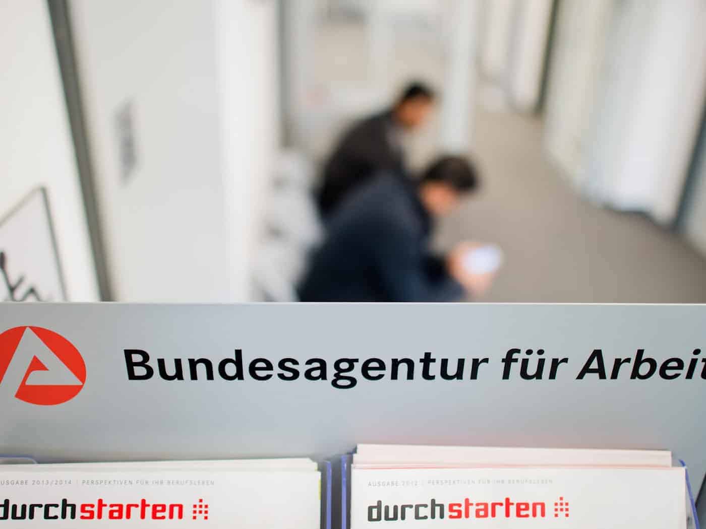 Weniger Arbeitslose, weniger Stellen: Was die Zahlen zeigen