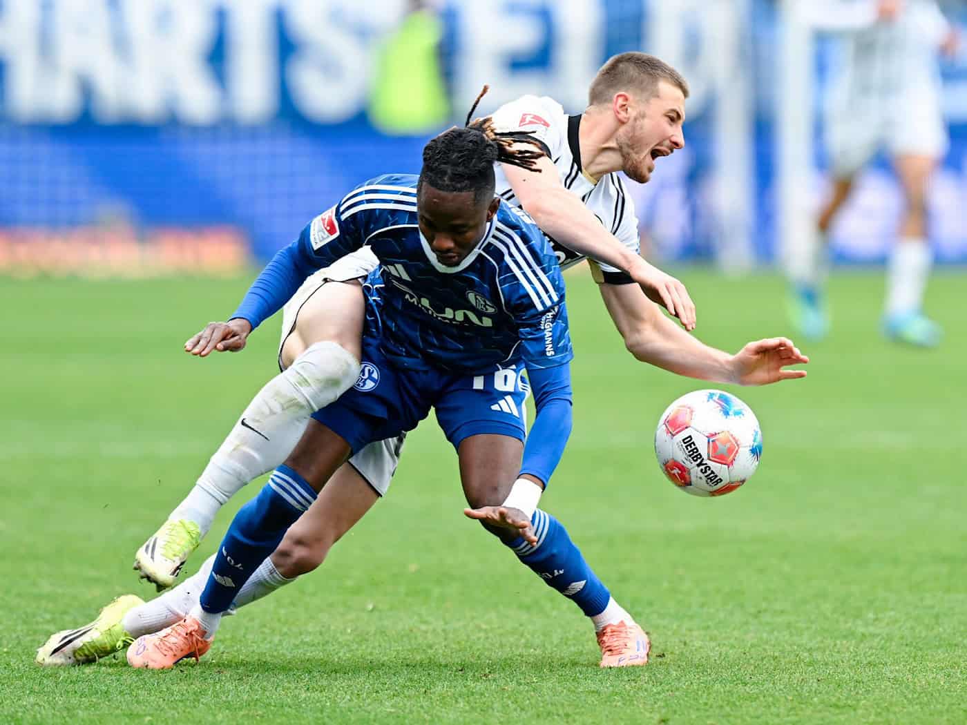 Werder baut um: Mbangula weg, zwei neue Verteidiger da