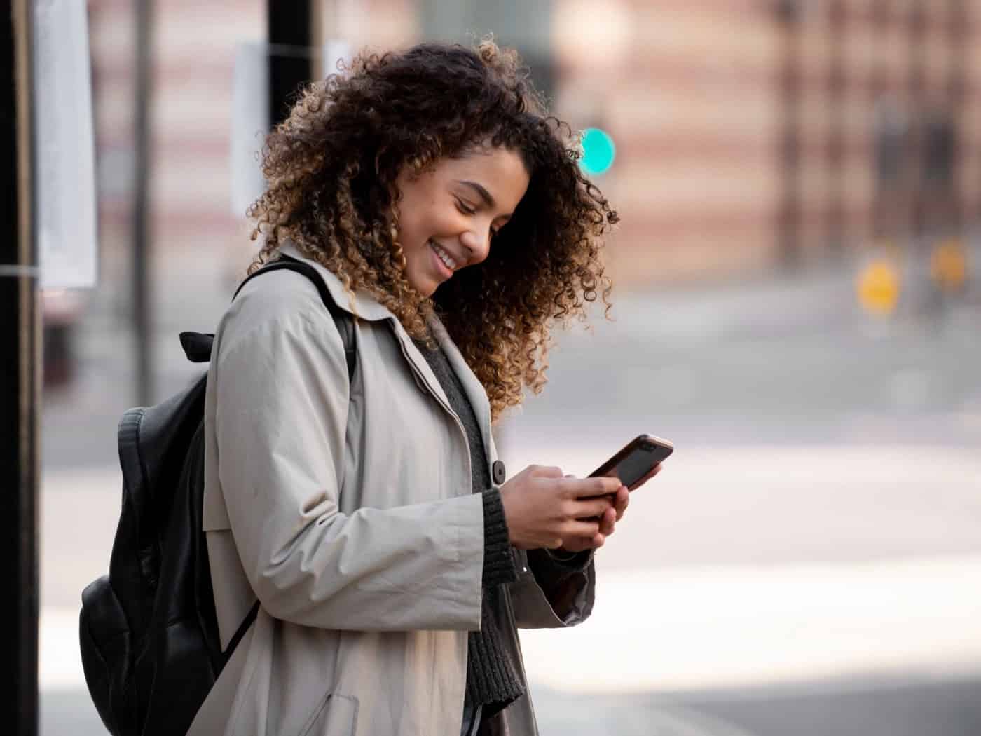 Frau mit Smartphone in der Stadt