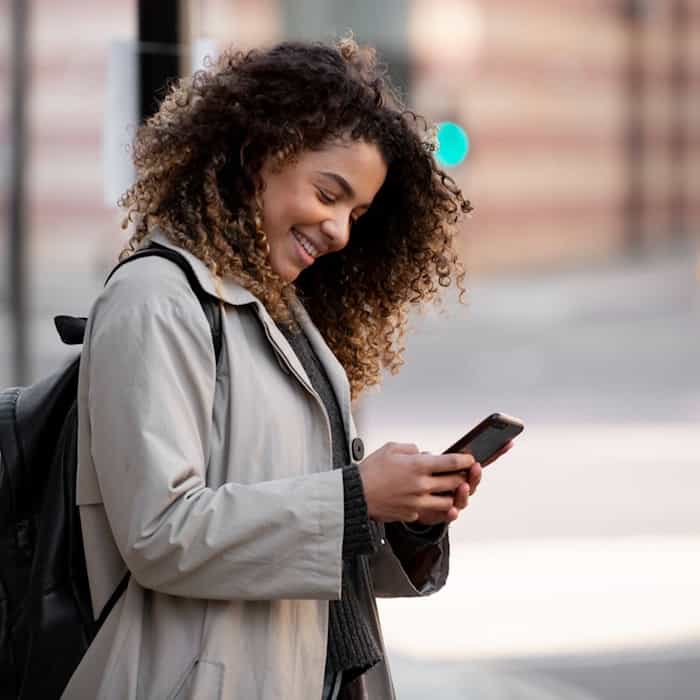 Frau mit Smartphone in der Stadt