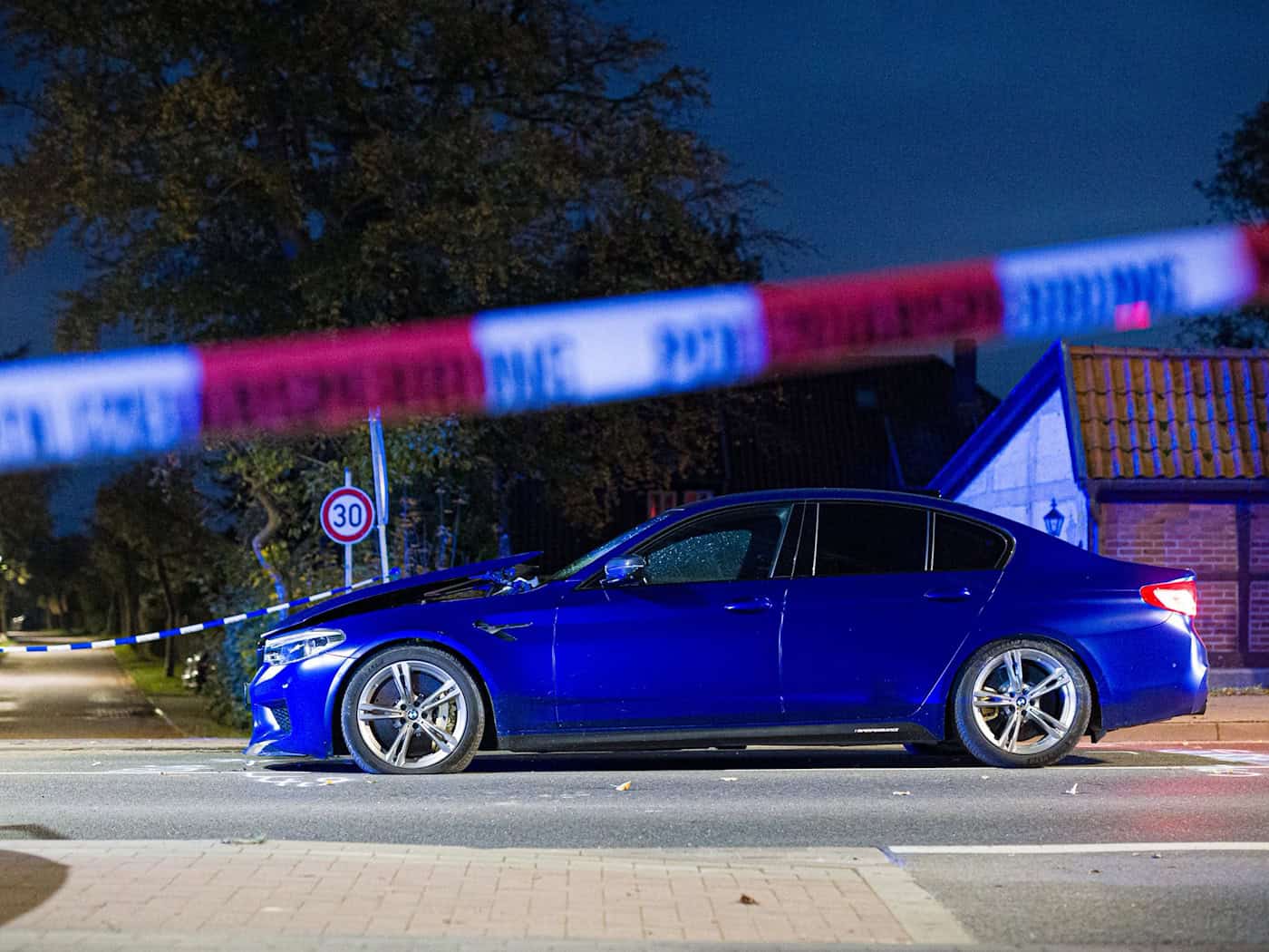 Auto fährt in Menschengruppe - mit Schüssen gestoppt