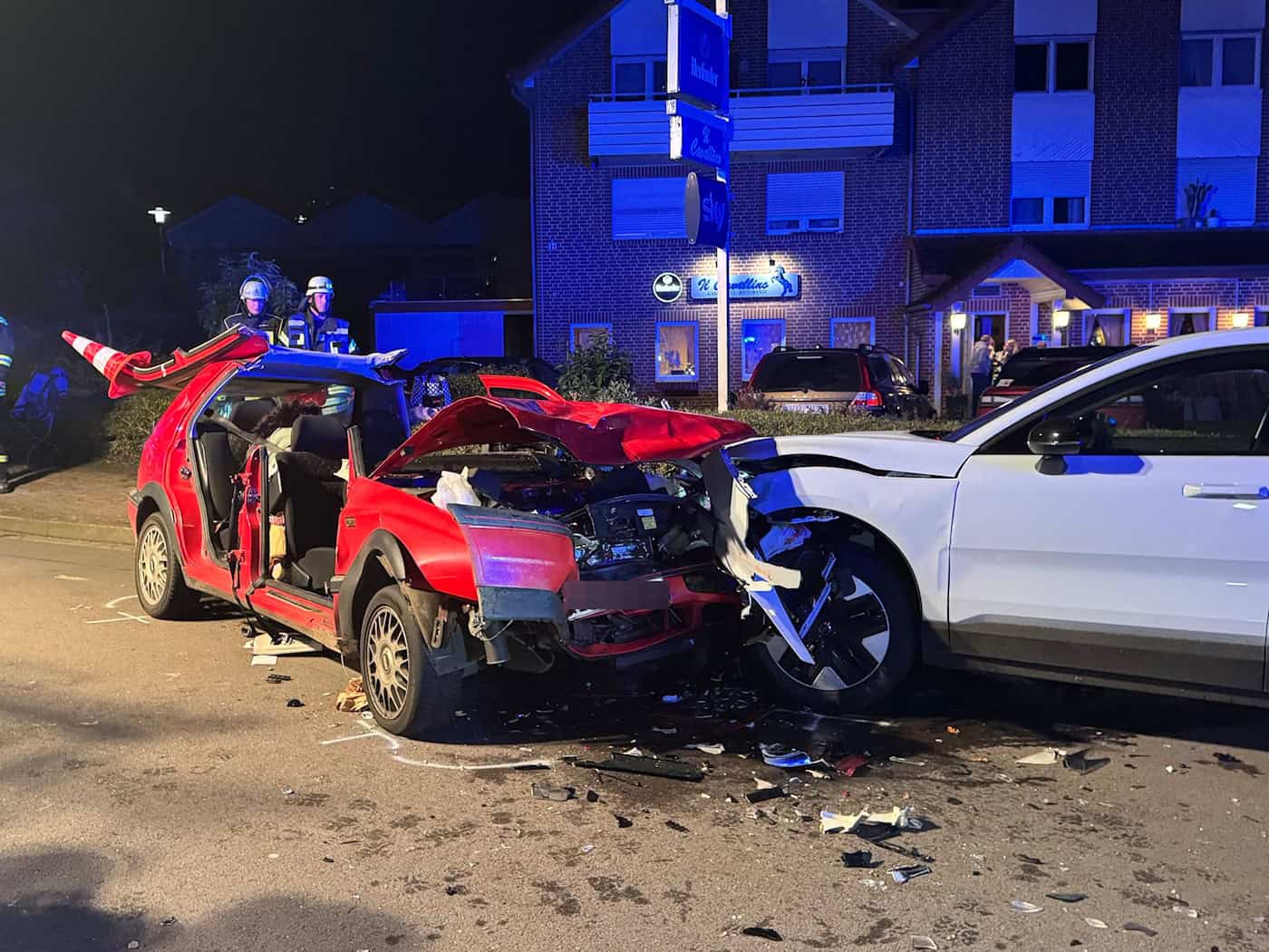 Auto prallt in zwei geparkte Wagen - drei Verletzte