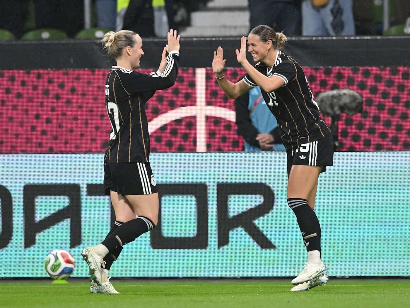 DFB-Frauen besiegen Japan 2:1 in Bremen