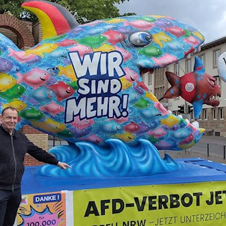 Bunter Fisch auf Berlinreise: Bündnis wirbt für AfD-Verbot