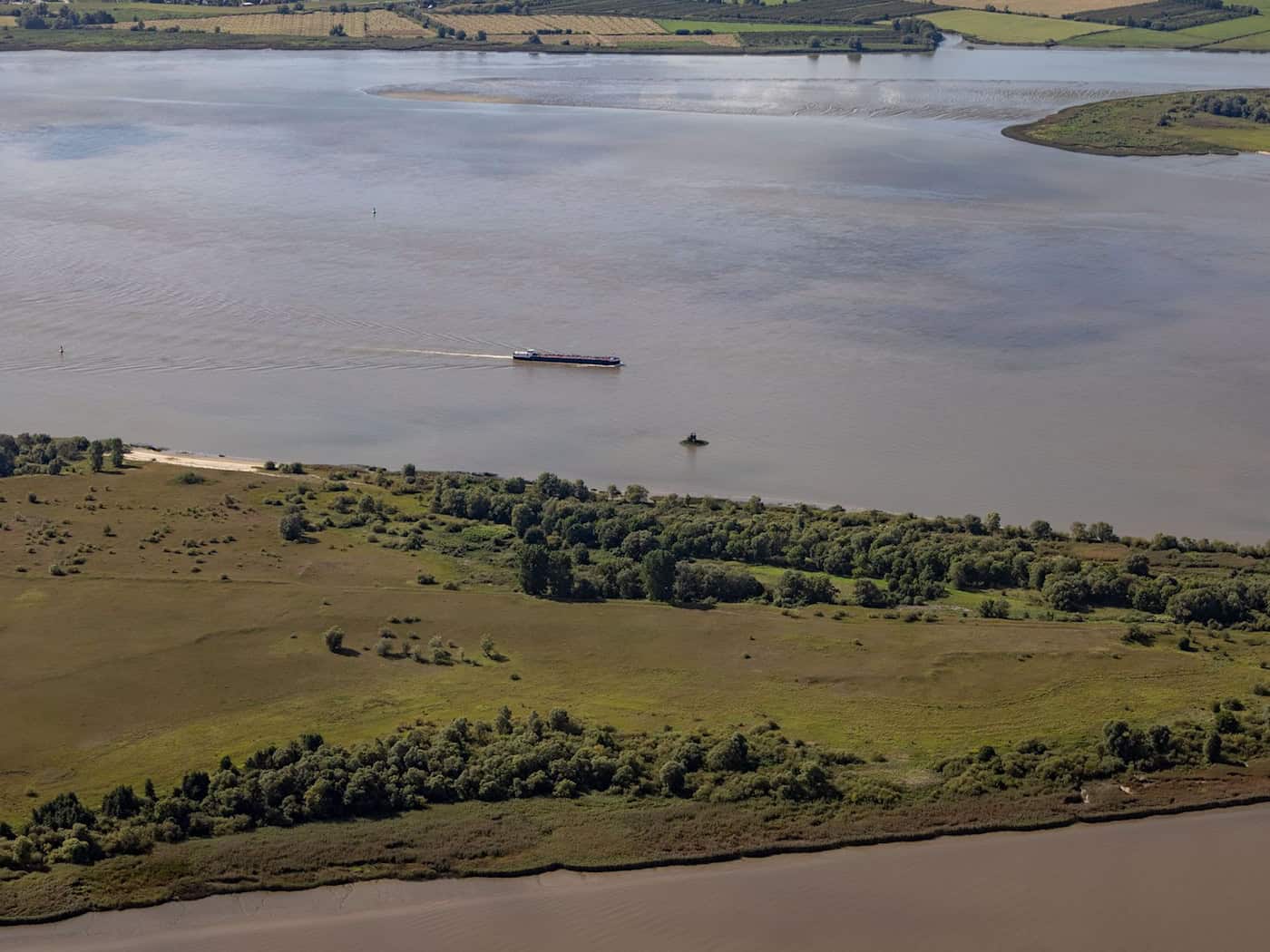 Containerschiffe können in der Elbe größere Tiefen nutzen