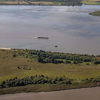 Containerschiffe können in der Elbe größere Tiefen nutzen