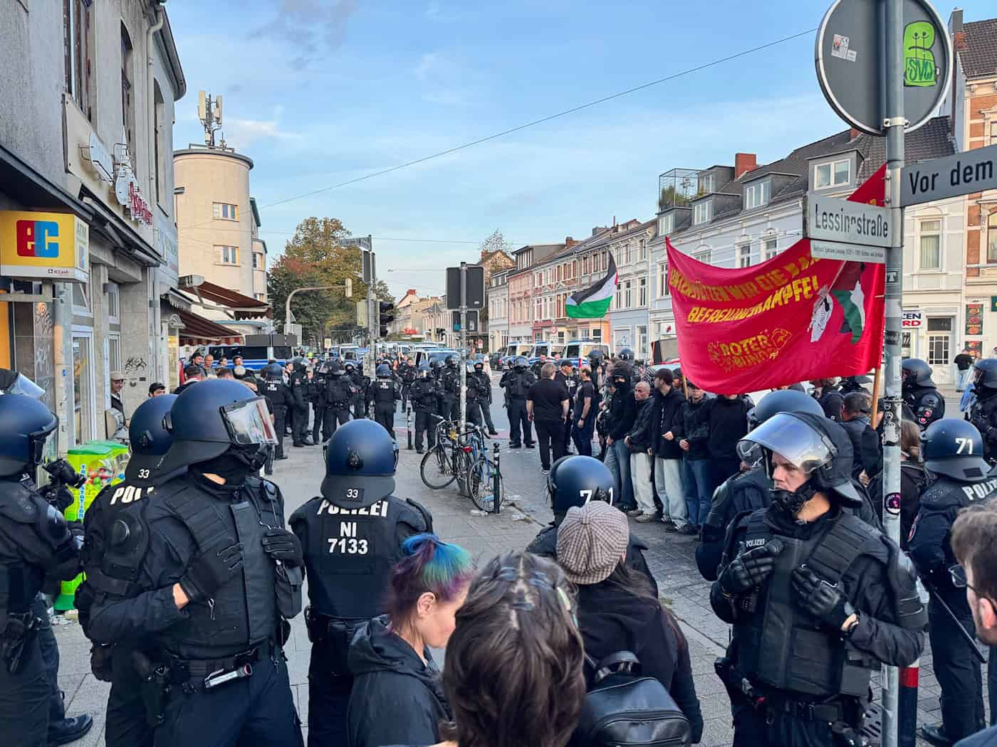 Demo bei Einheitsfeier eskaliert – Vier Polizisten verletzt