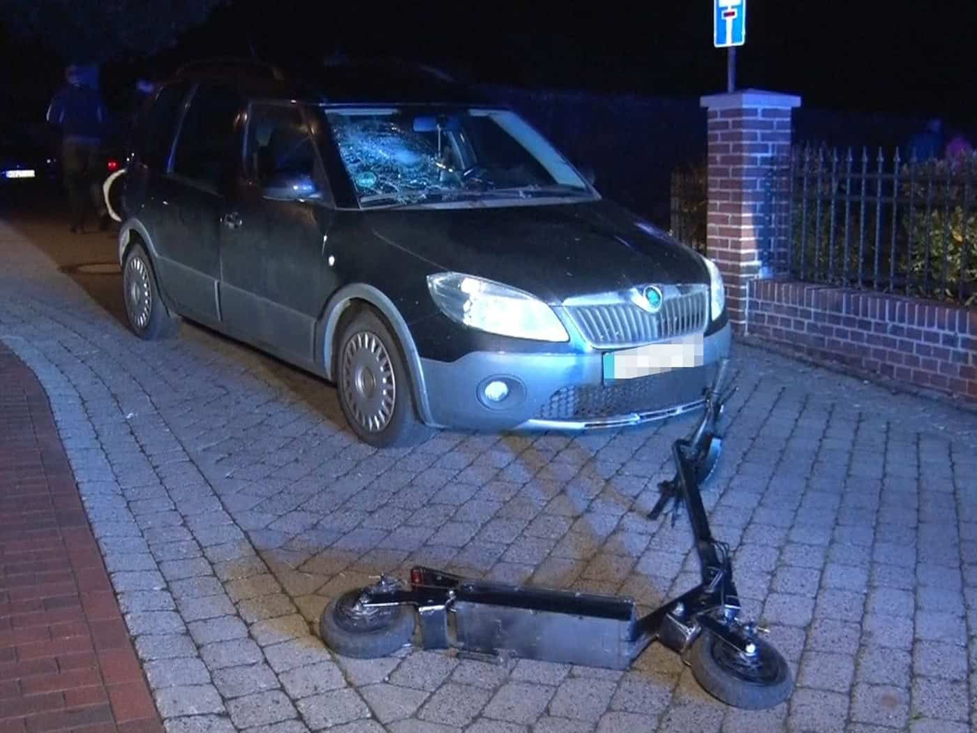 E-Scooter prallt gegen Auto - Zwei Kinder schwer verletzt
