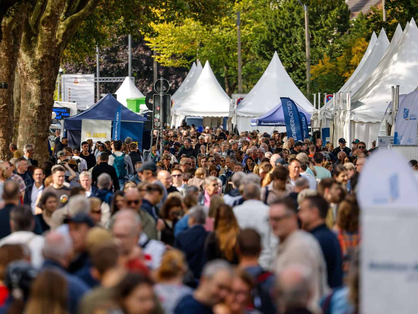Zentrales Einheitsfest in Bremen weitgehend friedlich – 400.000 Besucher, 4.000 Einsatzkräfte