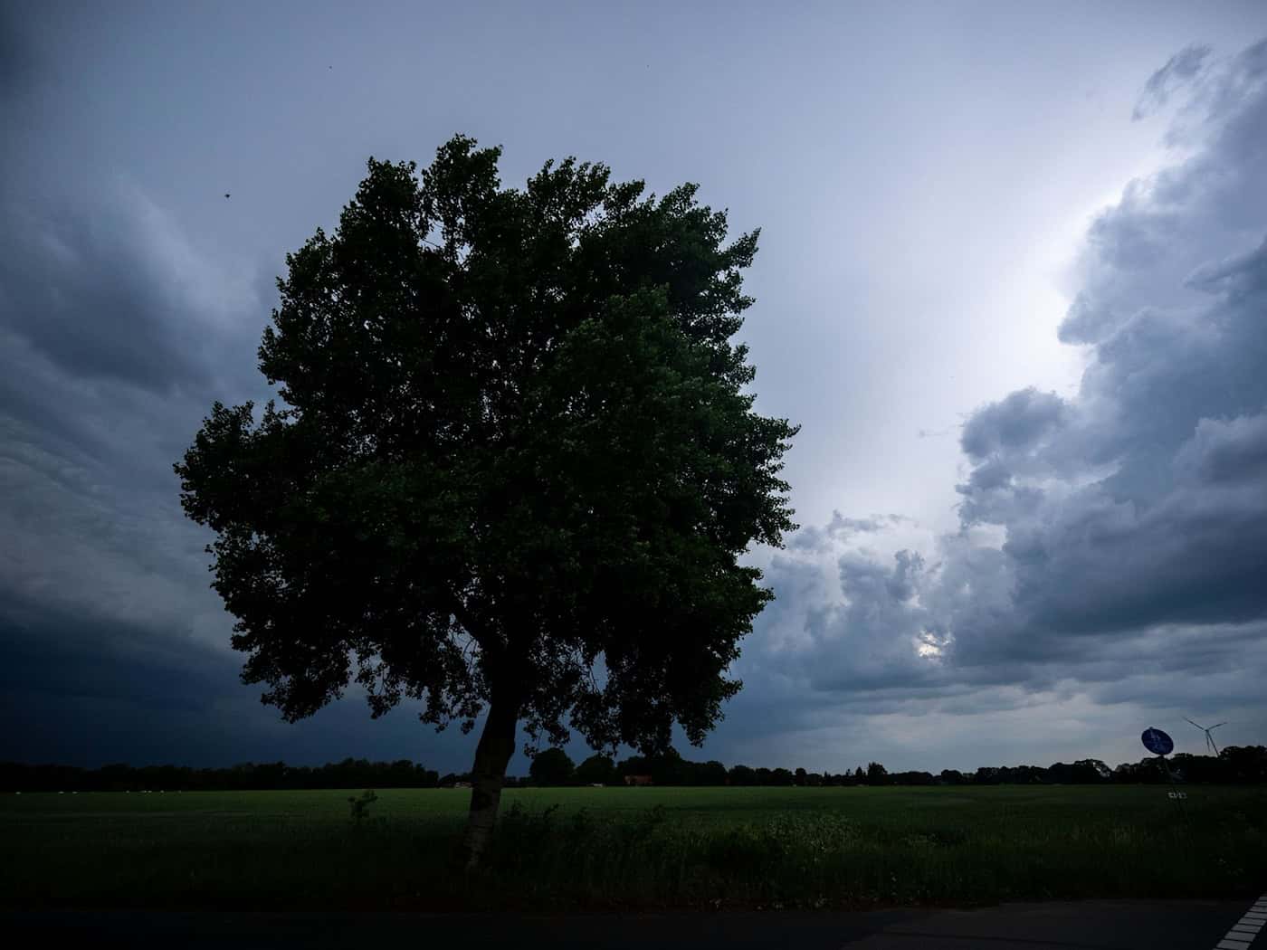 Niedersachsen: Höhepunkt von Sturm und Starkregen vorbei – Küste bleibt windig