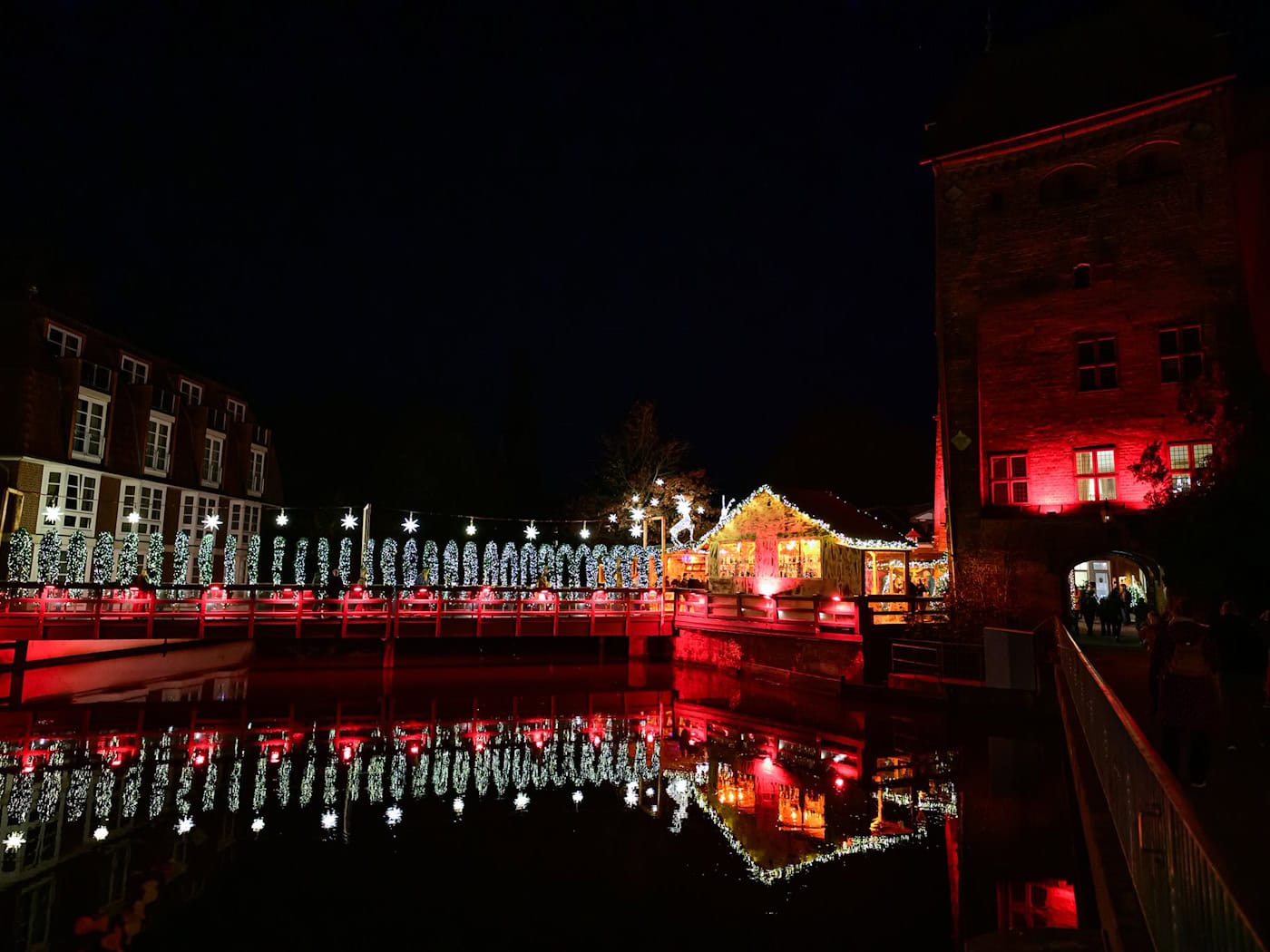 Winterzauber in Lüneburg schon Ende Oktober: Glühwein unter Lichterketten