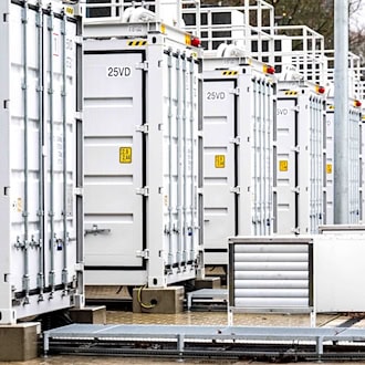 Großbatteriespeicher in Alfeld geht ans Hochspannungsnetz