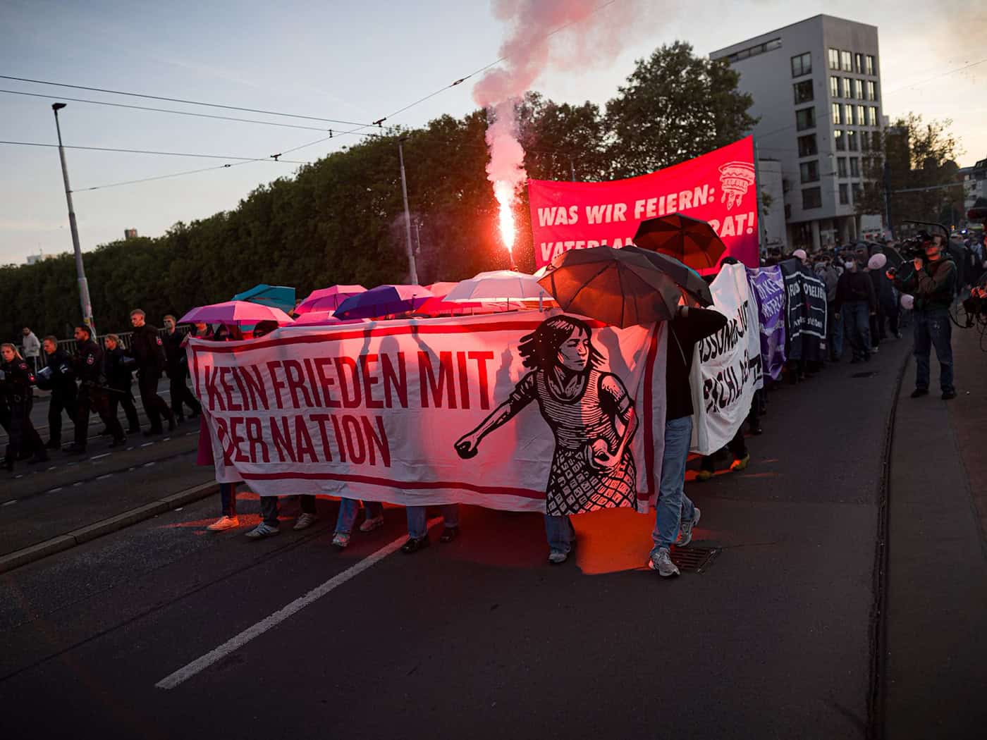 Hunderte bei Antifa-Demo vor Tag der Deutschen Einheit