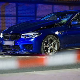 In Menschengruppe gefahren - Polizei nimmt Verdächtige fest