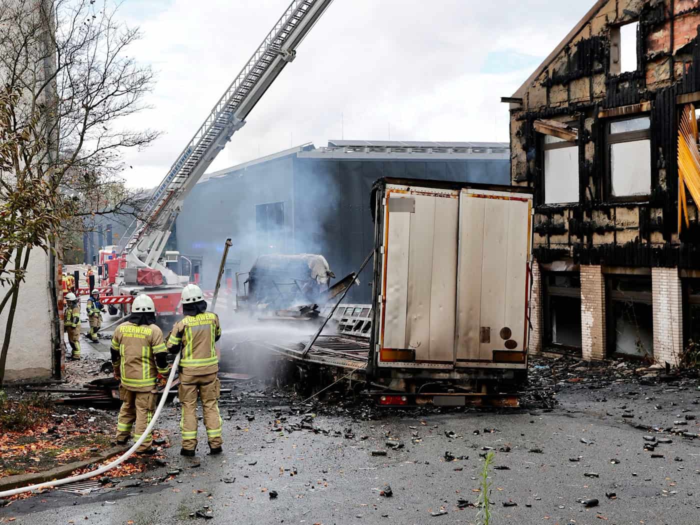 Lastwagenbrand erfasst Lagerhalle - Millionenschaden