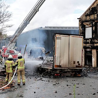 Lastwagenbrand erfasst Lagerhalle - Millionenschaden