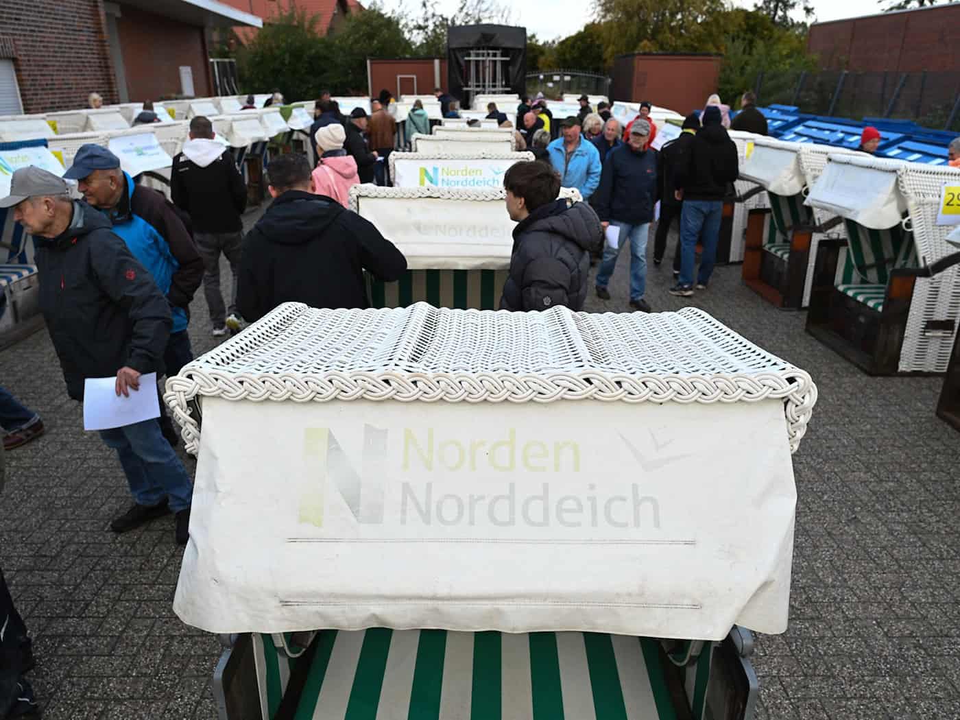 Norddeich: 55 ausgemusterte Strandkörbe bei Auktion versteigert