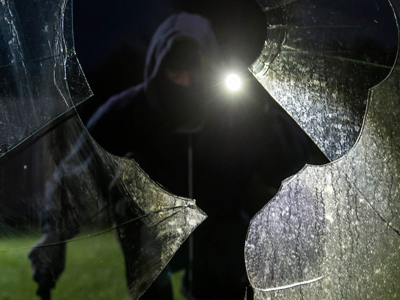 Schlafende Seniorin von maskierten Männern überfallen