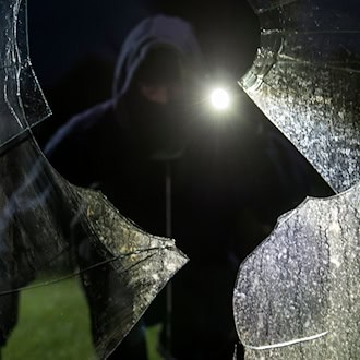 Schlafende Seniorin von maskierten Männern überfallen