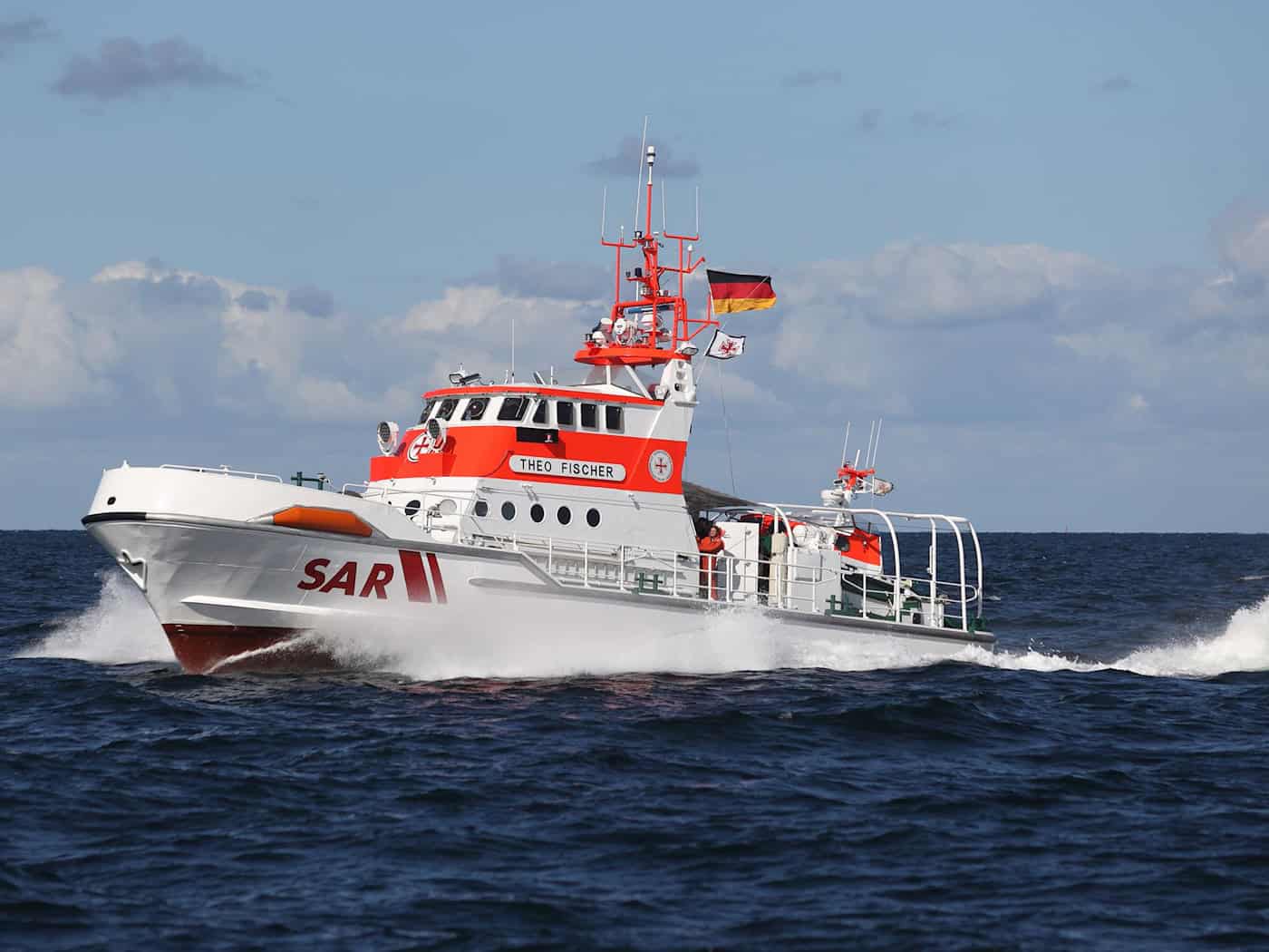 Seenotretter helfen Fischkutter vor Helgoland