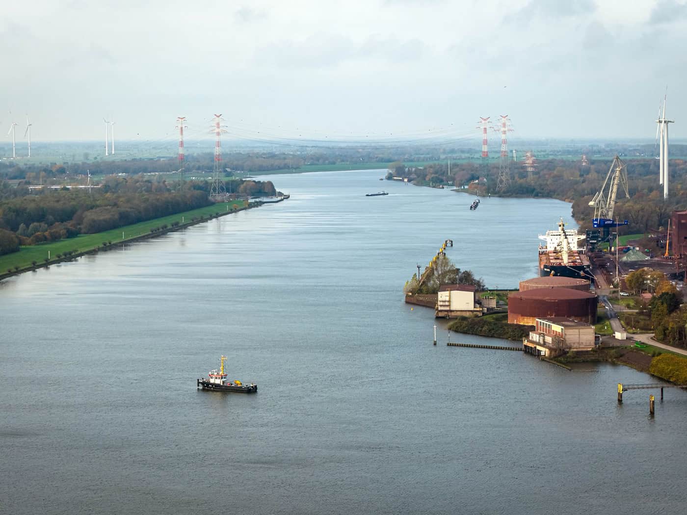 Segeljacht und Baggerschiff stoßen auf der Weser zusammen