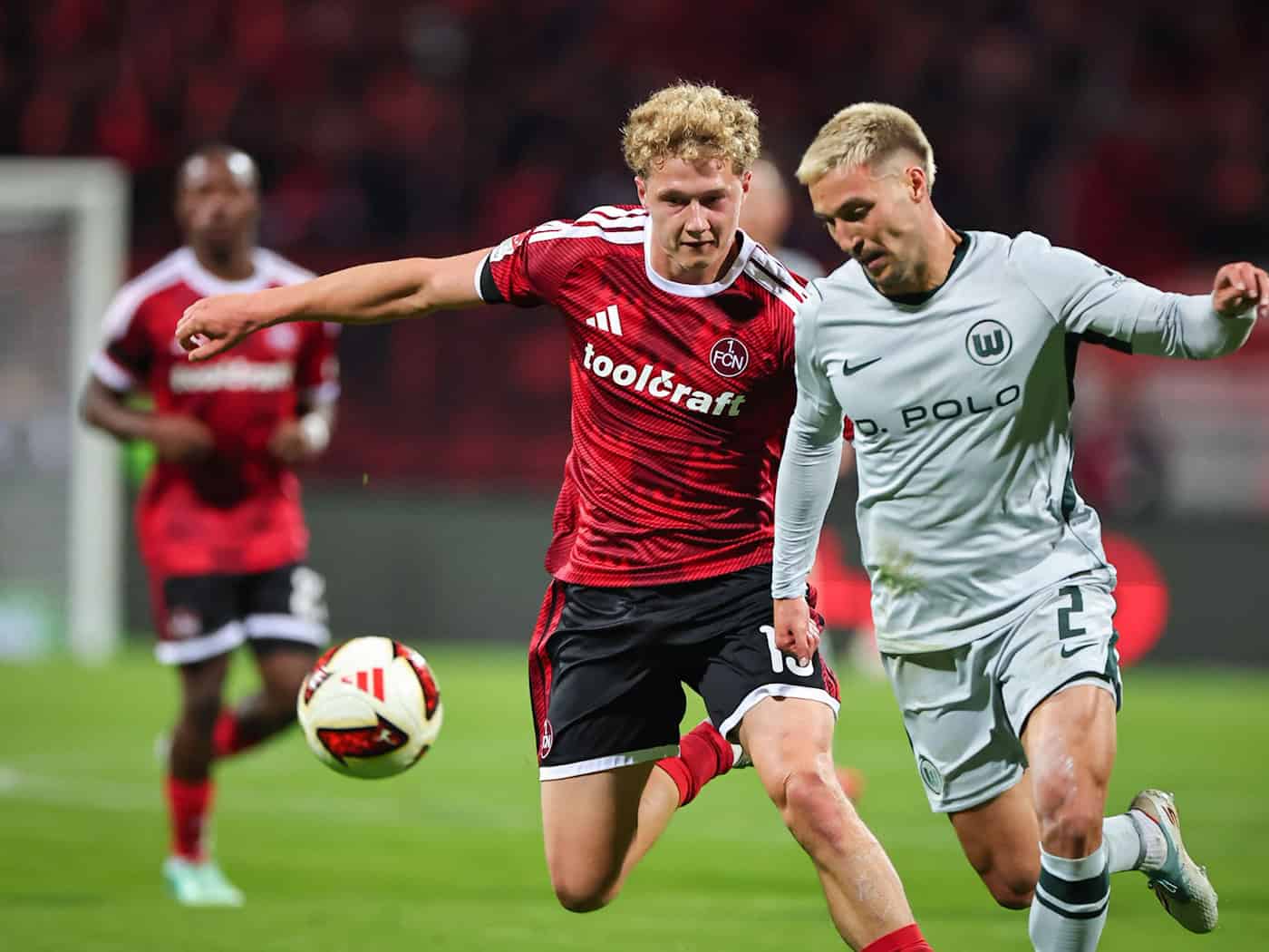 Trainer gratuliert: Wolfsburg-Profi macht Studienabschluss
